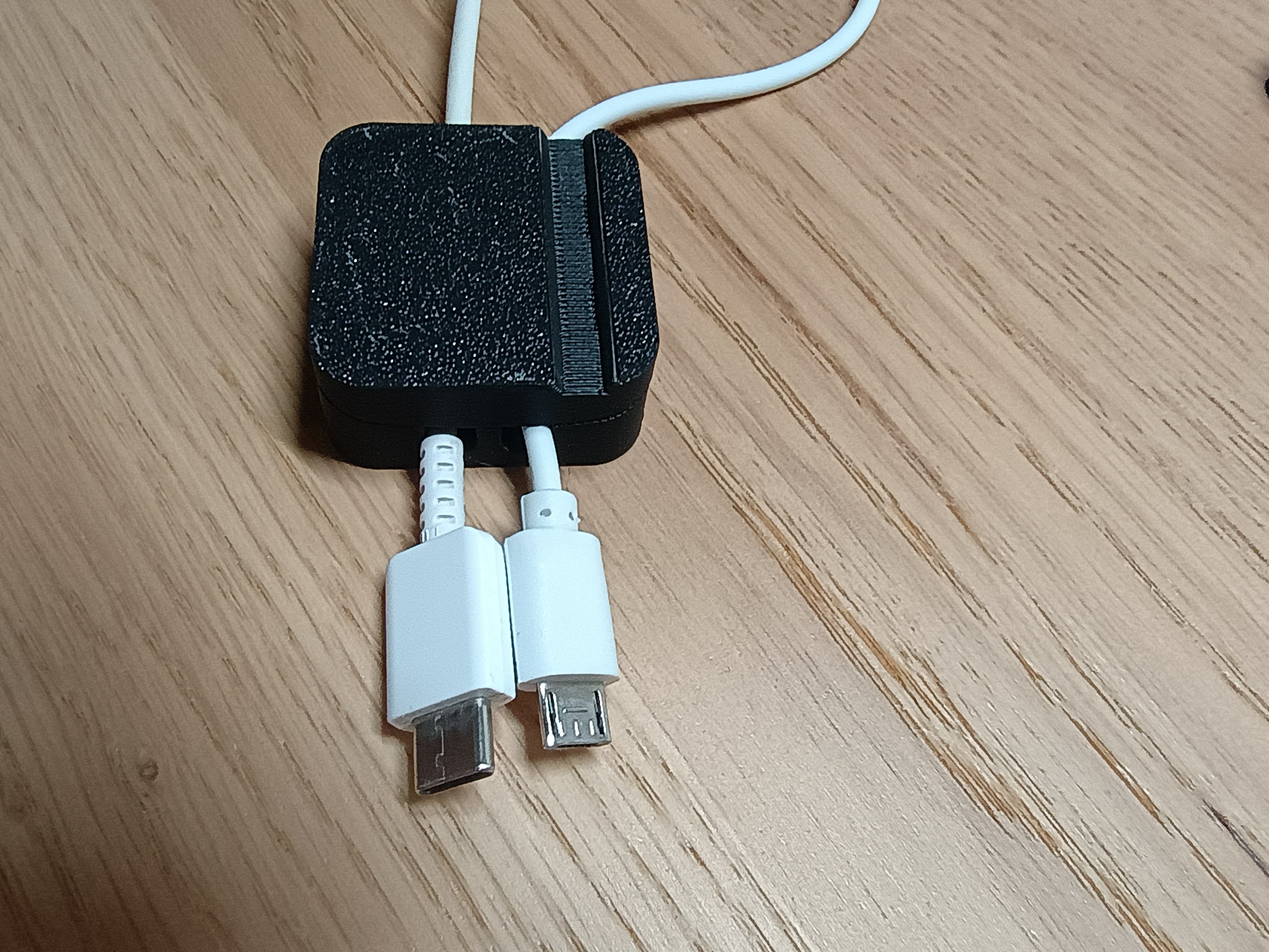Minimalistyczny Przesuwny Uchwyt na Kable – Zapanuj nad Chaosem na Biurku!