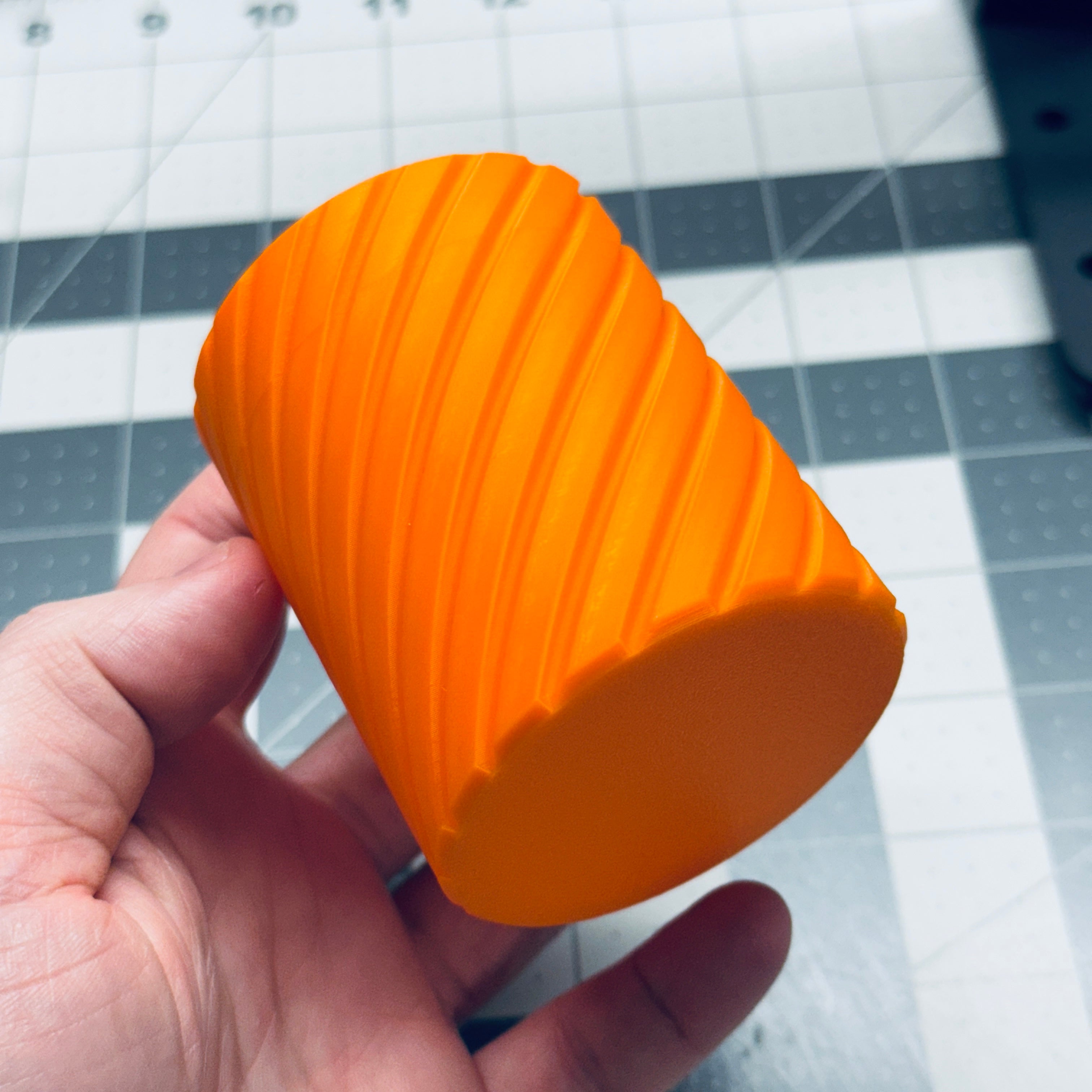 STYLOWY I FUNKCJONALNY POJEMNIK ZAKRĘCANY – DESIGN 3D