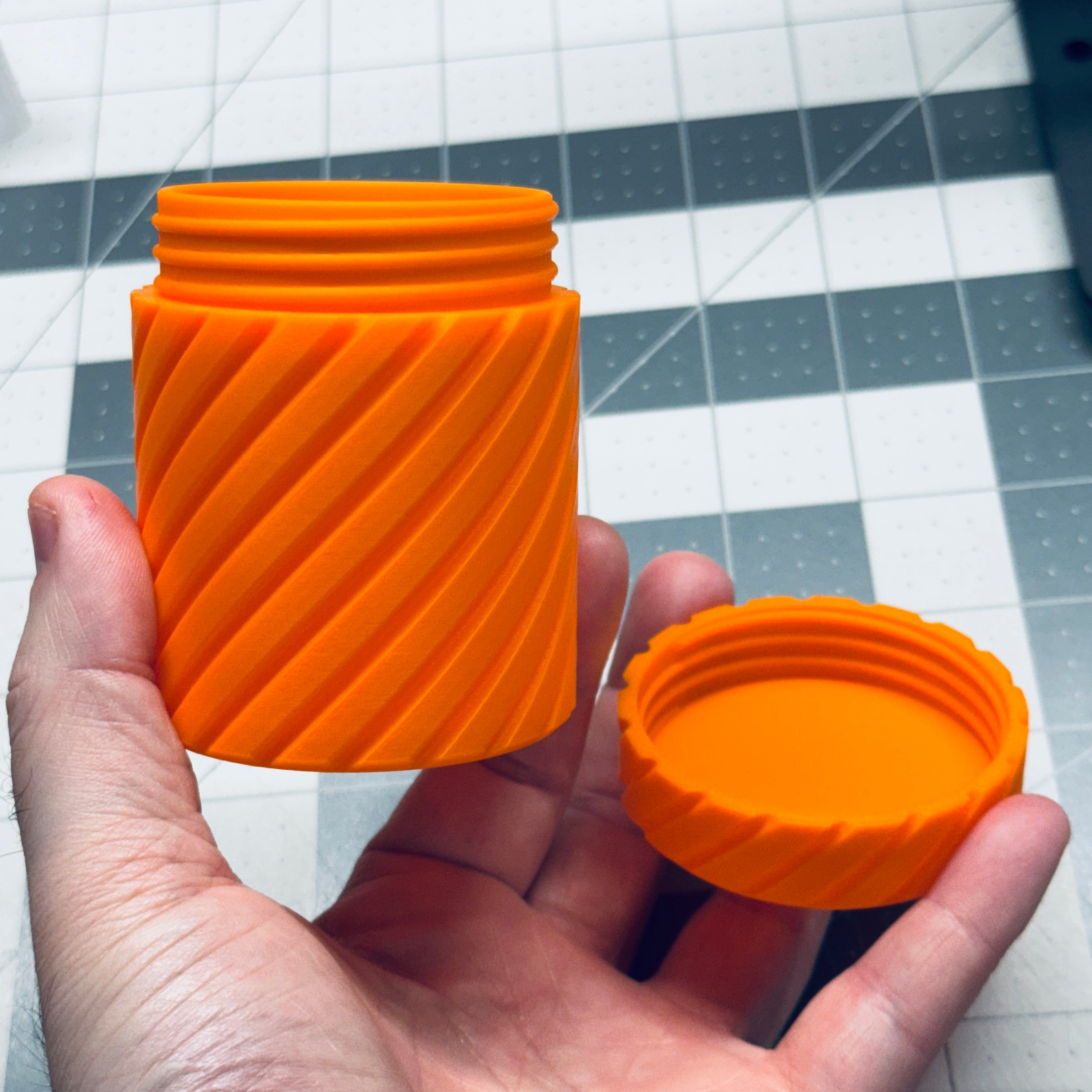 STYLOWY I FUNKCJONALNY POJEMNIK ZAKRĘCANY – DESIGN 3D