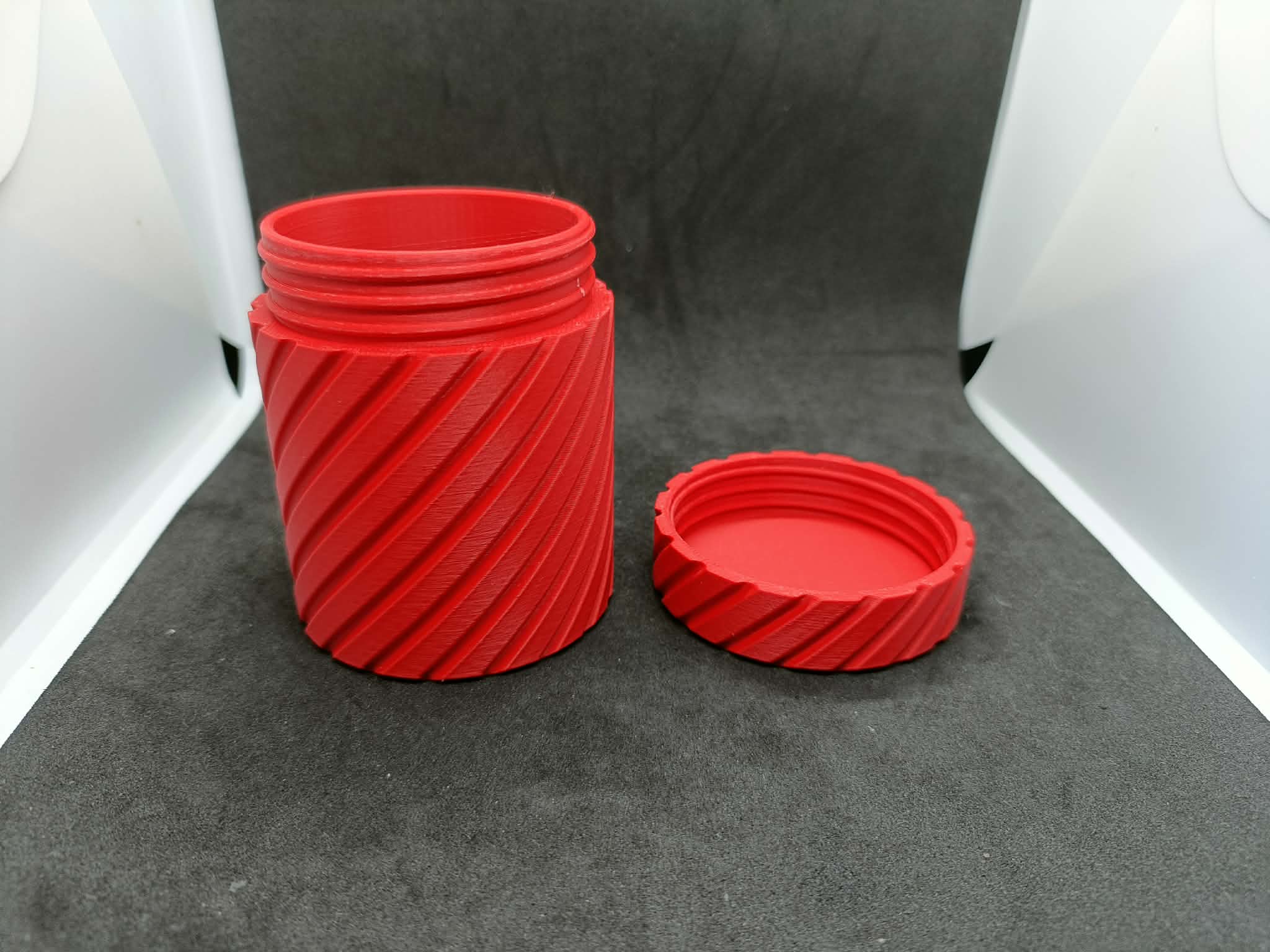STYLOWY I FUNKCJONALNY POJEMNIK ZAKRĘCANY – DESIGN 3D