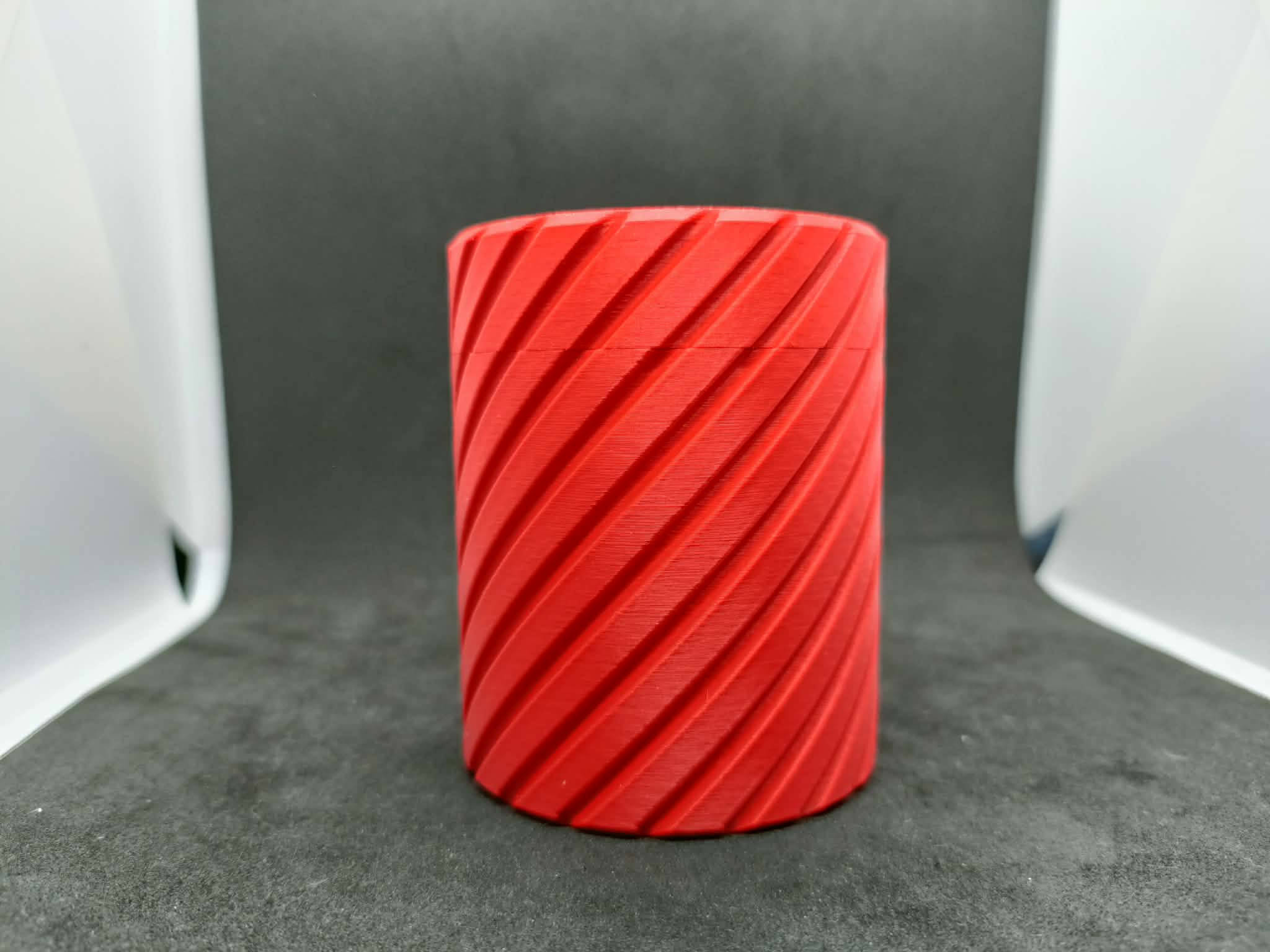 STYLOWY I FUNKCJONALNY POJEMNIK ZAKRĘCANY – DESIGN 3D