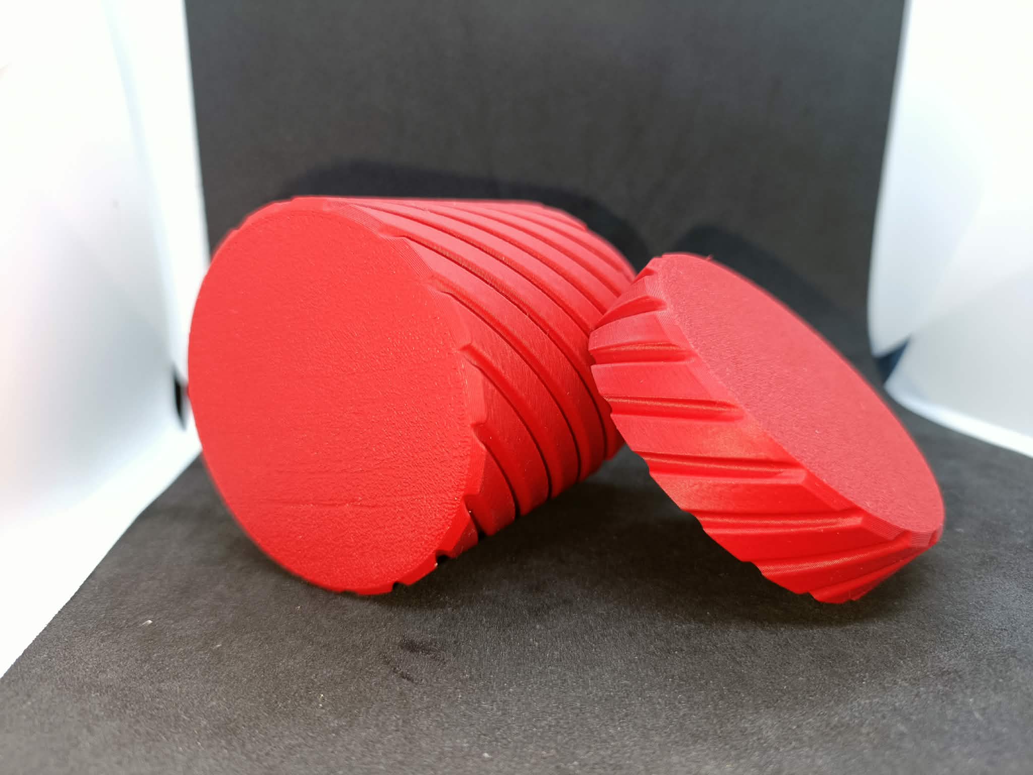 STYLOWY I FUNKCJONALNY POJEMNIK ZAKRĘCANY – DESIGN 3D